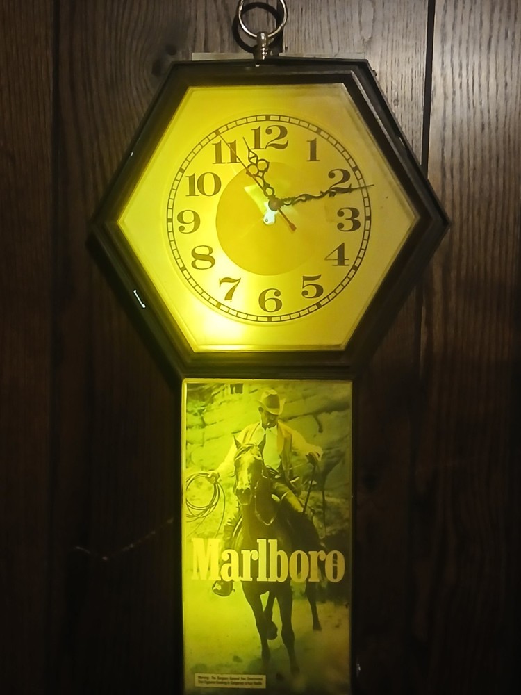 Vintage Marlboro Advertisement Clock. Lights Up.