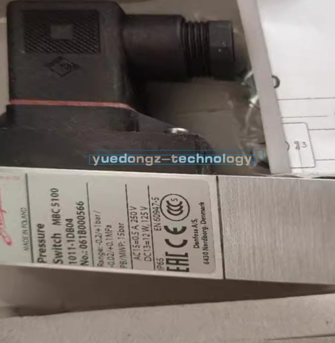 One New Danfoss 061B000566 pressure switch