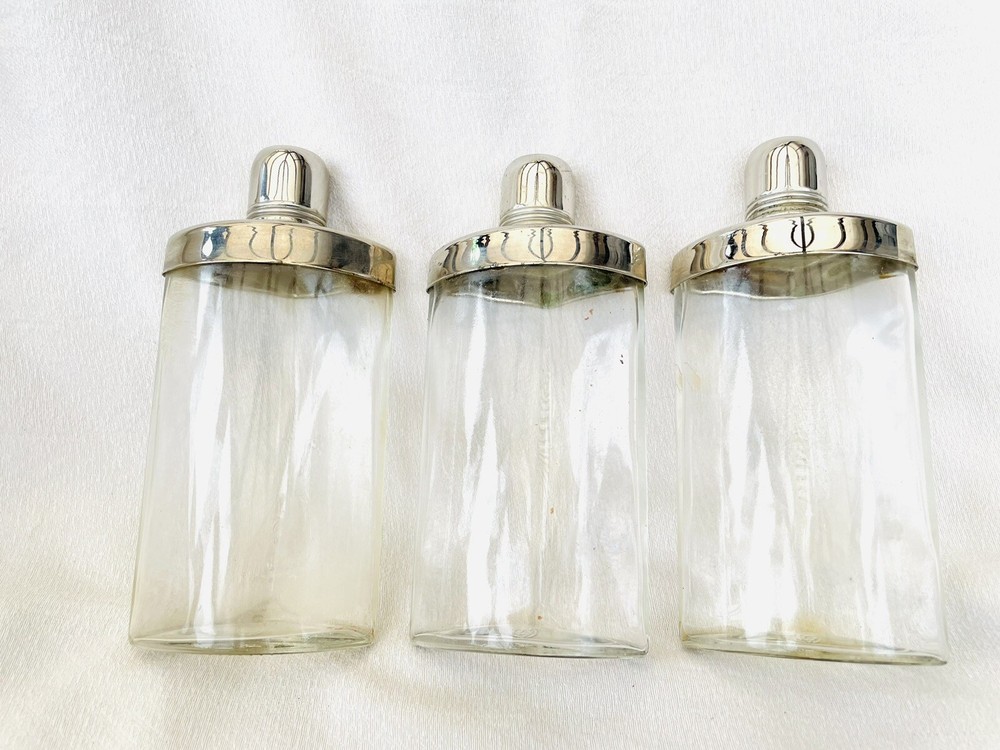 SPLENDID HUNTING STIRRUP CUP CASE WITH THREE SILVER PLATE MOUNTED FLASKS.