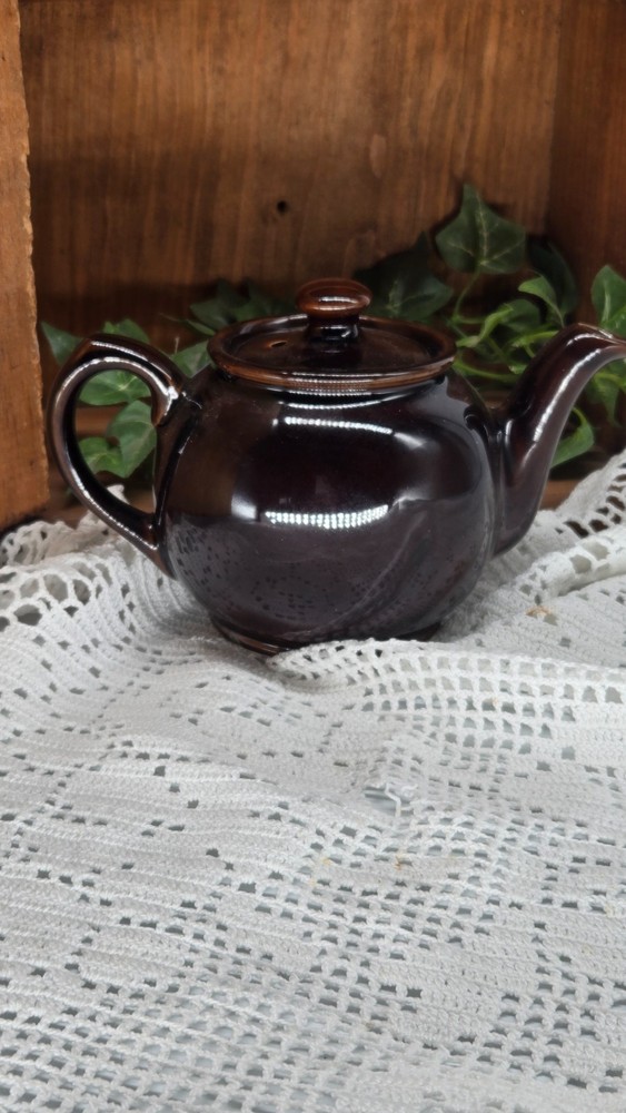 tea pot w/summer barn (26045) hand painted