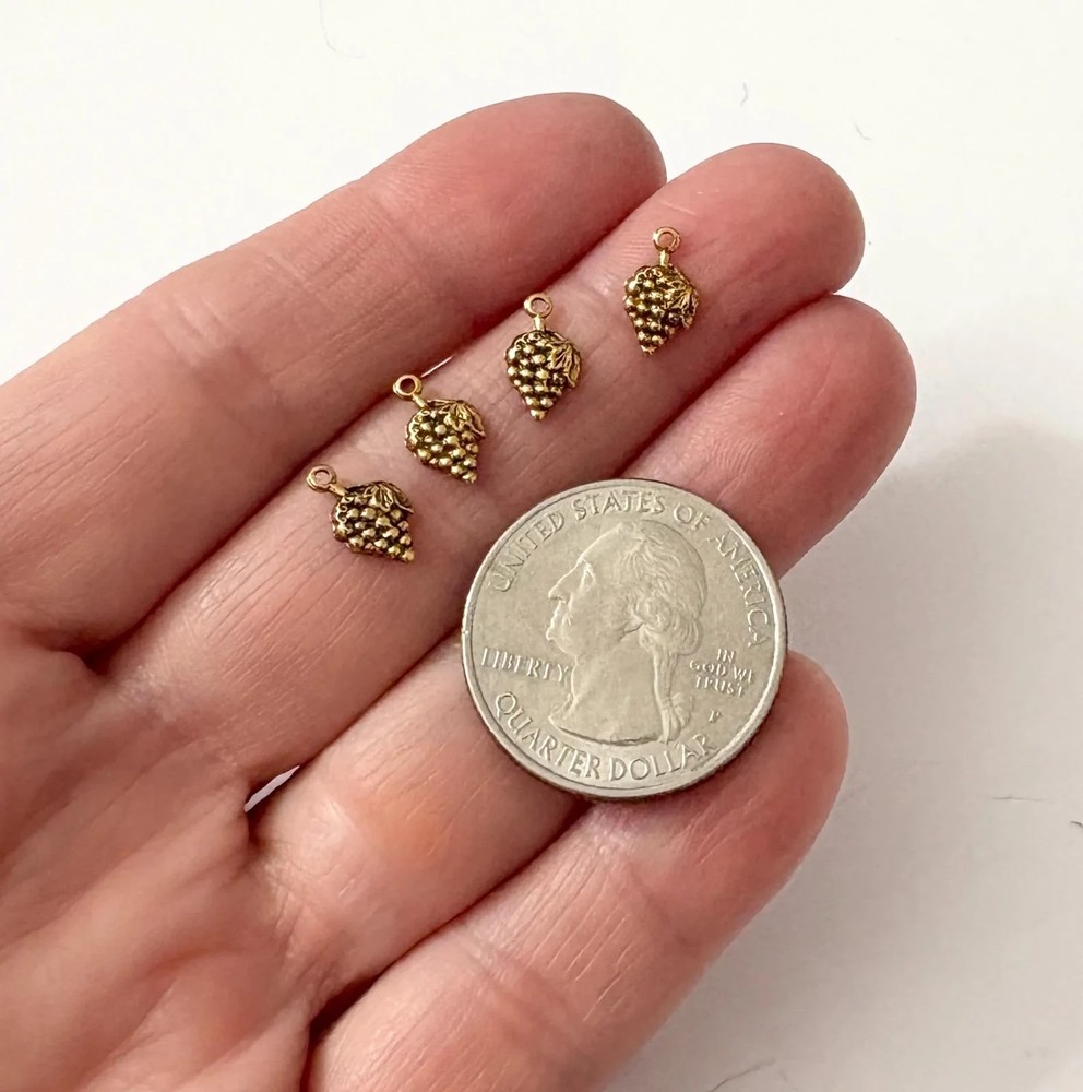 SET OF 10 GRAPE GOLD PLATED CHARMS /BS01