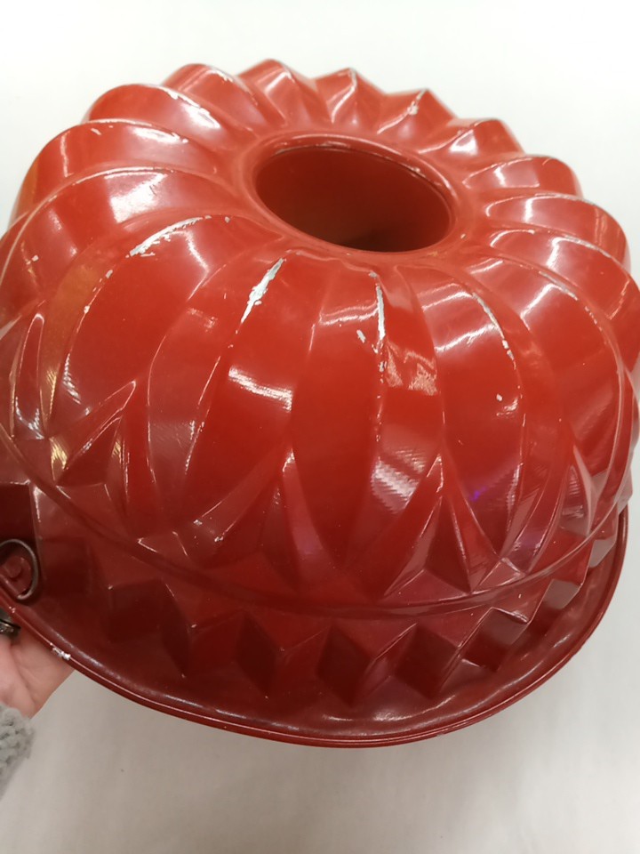 Vintage 9" Red Aluminum Bundt Cake Pan