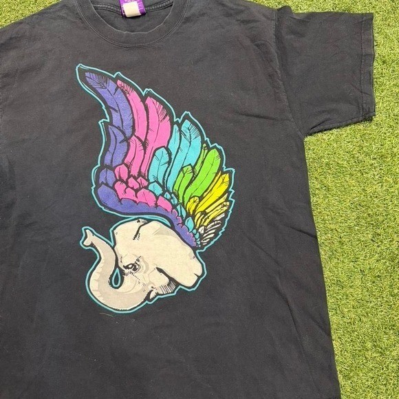 Black skull graphic tee with rainbow feathers. Size: L #skater #emo