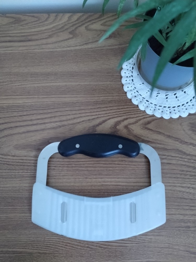 PAMPERED CHEF  Rocking Serrated Chopper Cutter  covered guard