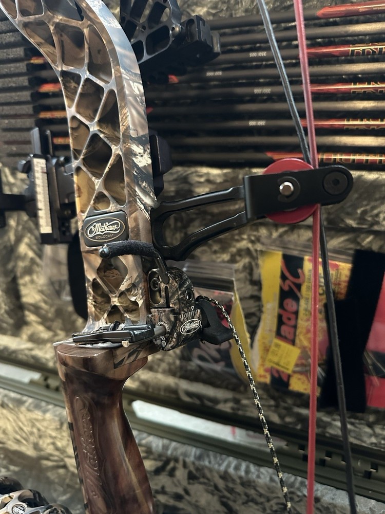 Mathews Solocam Compound Bow 70 lbs Right Hand Target Camo w/ Case & Accessories