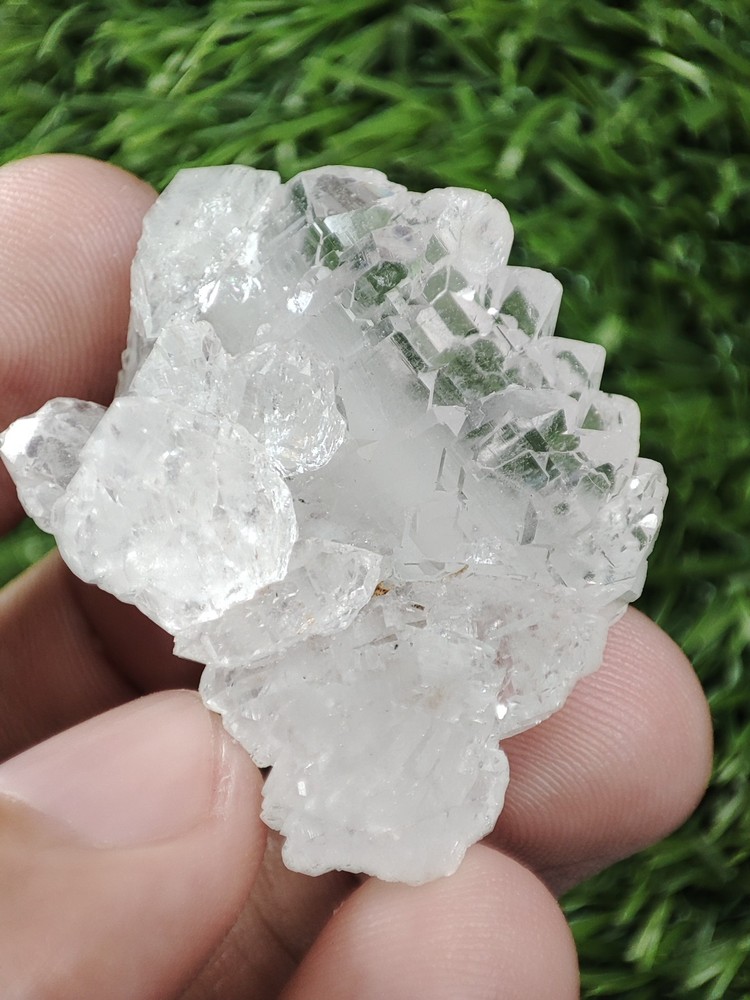 Gwindle Like Quartz Crystal With Good Luster &Nice Growth-Pak