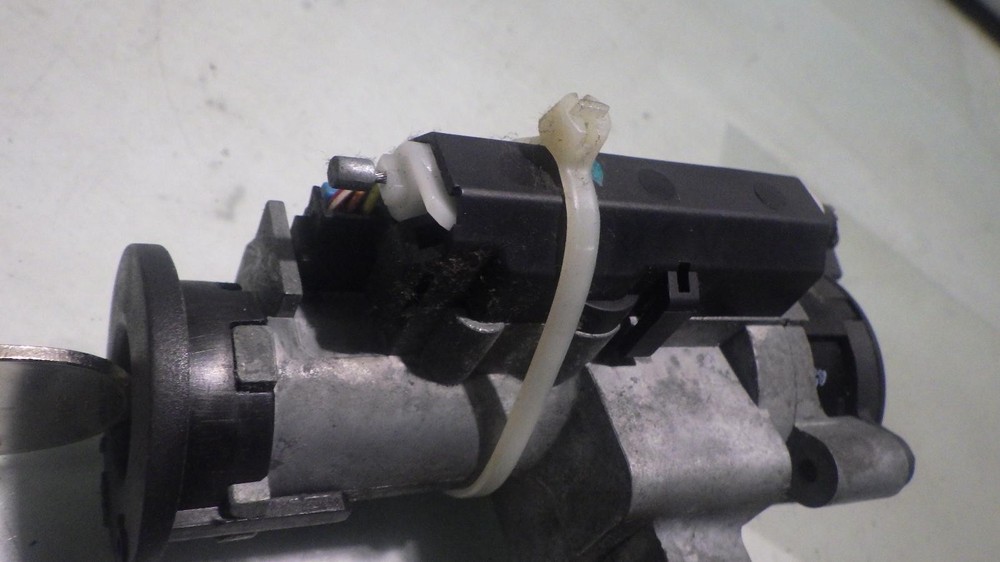 05 SATURN VUE Ignition W/Key