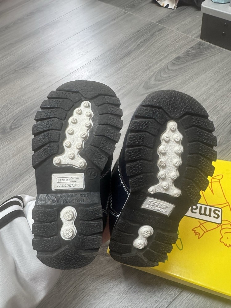 Kids Smartfit Size 7.5 Shoes