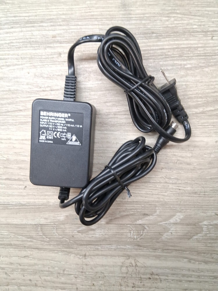 Behringer V-AMP 2 Virtual Guitar Amplifier Effects Processor w/ Footswitch & Bag