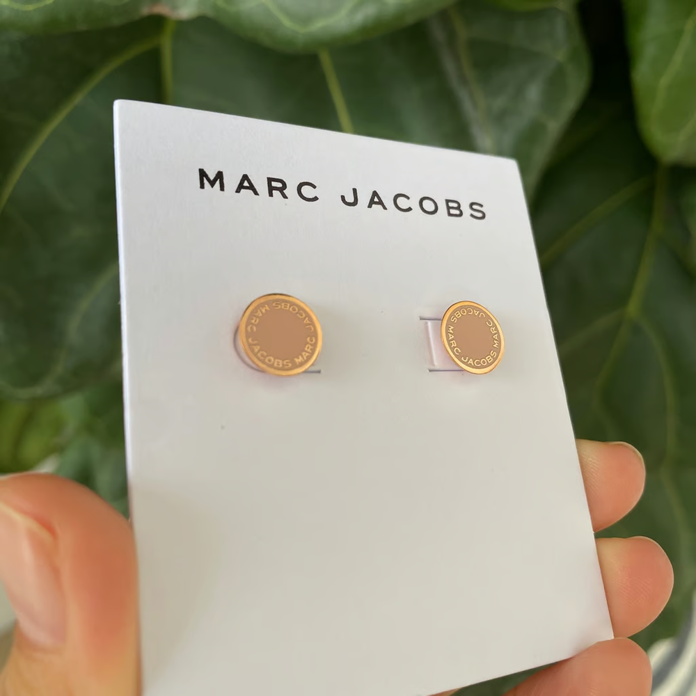 M0008544 MARC JACOBS LOGO DISC ENAMEL STUDS PEACH ROSEGOLD