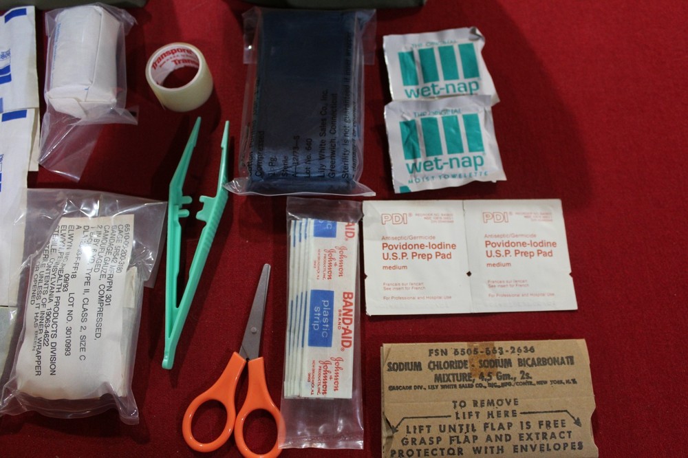 U S MILITARY SURPLUS INDIVIDUAL FIRST AID KIT W/INSERT POUCH BANDAGE BELT CLIP