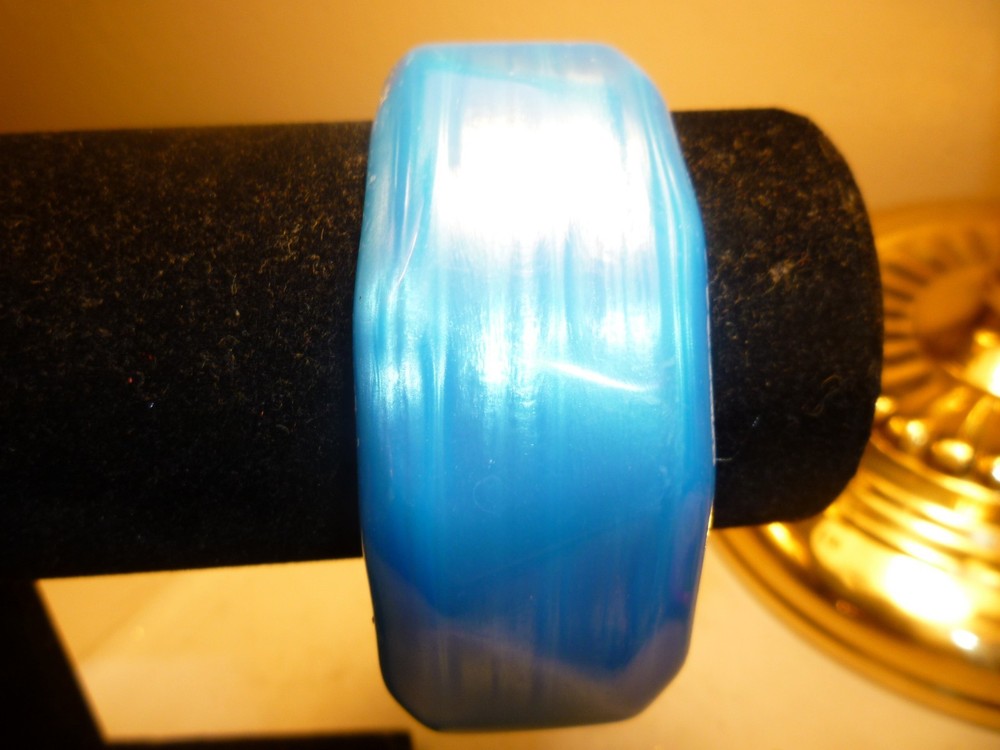 vintage blue glossy lucite bangle bracelet