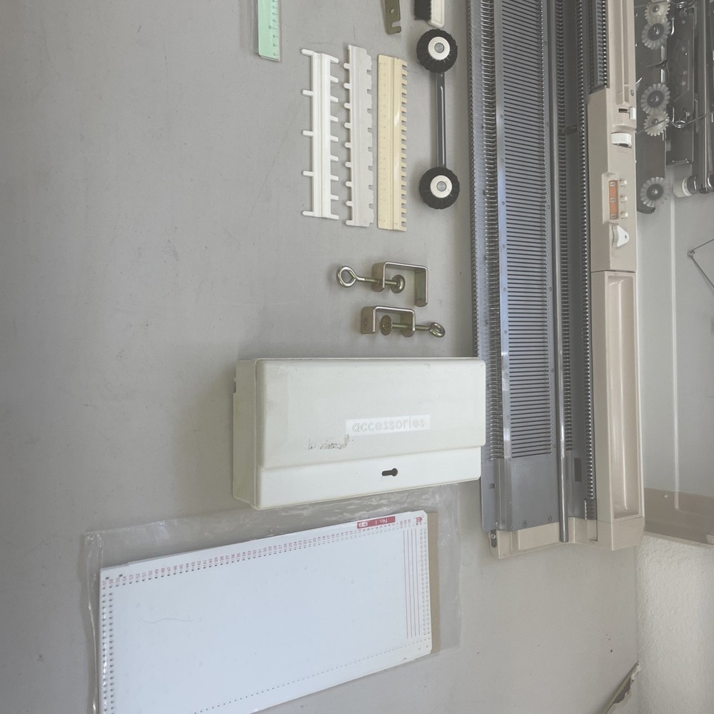 Studio 322 Knitting Machine In Good Condition