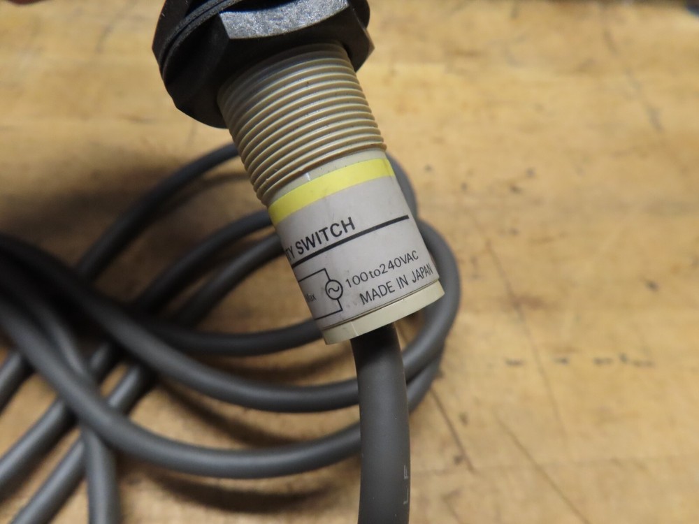 New Omron E2K-X8MY1 Capacitive Proximity Switch (@D24)