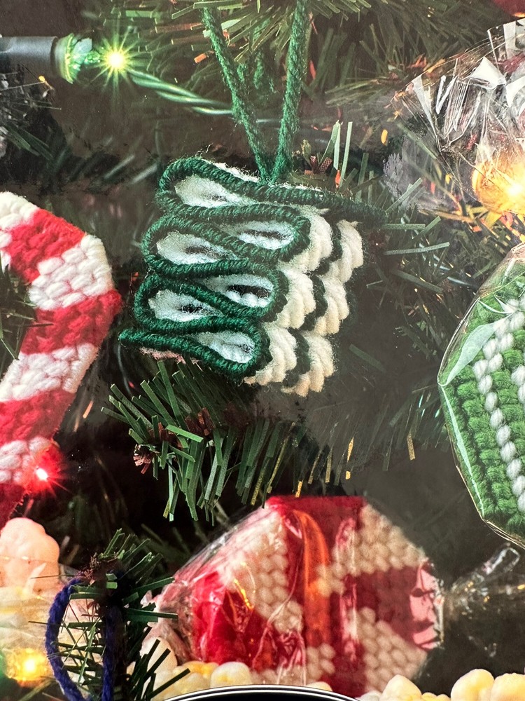 Plastic Canvas Project Book Christmas In Plastic Canvas 70 Projects Crafts EUC