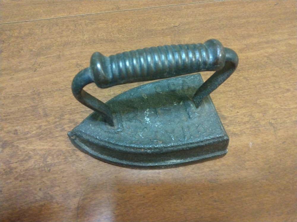 VINTAGE CAST IRON CHATTANOOGA #7 SAD FLAT IRON 