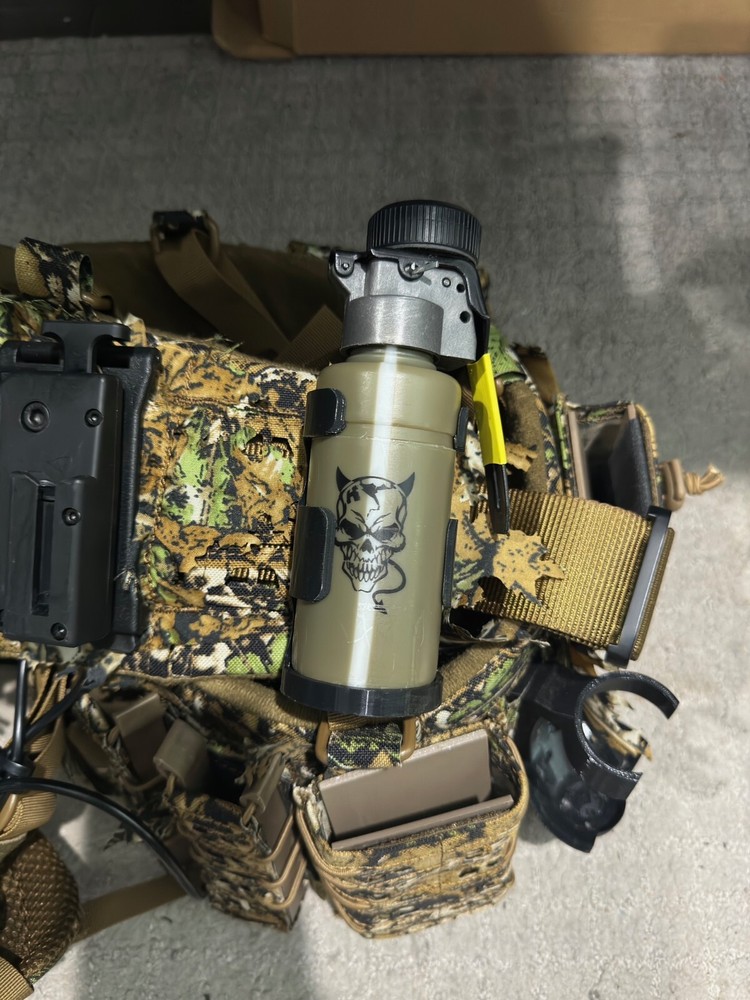 Airsoft Thunder B Hakkotsu flash bang grenade molle holder