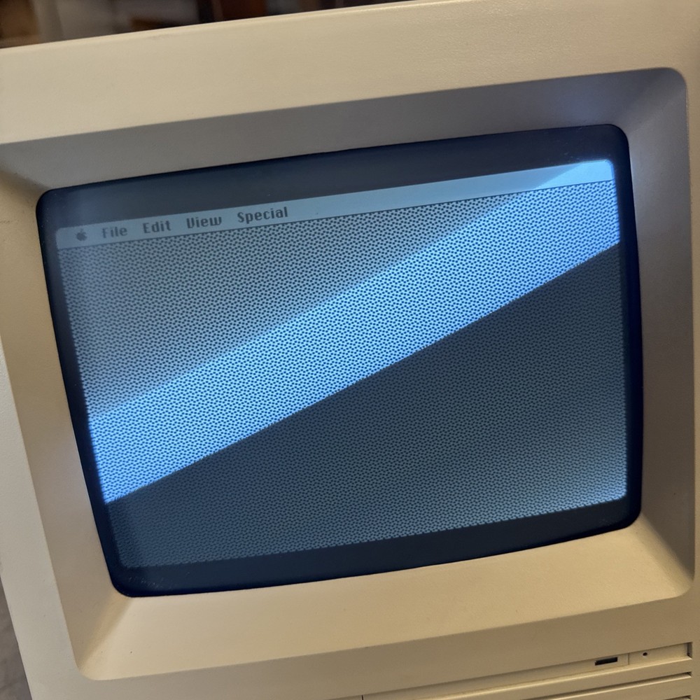 1986 Macintosh SE M0511 Powers on and working -