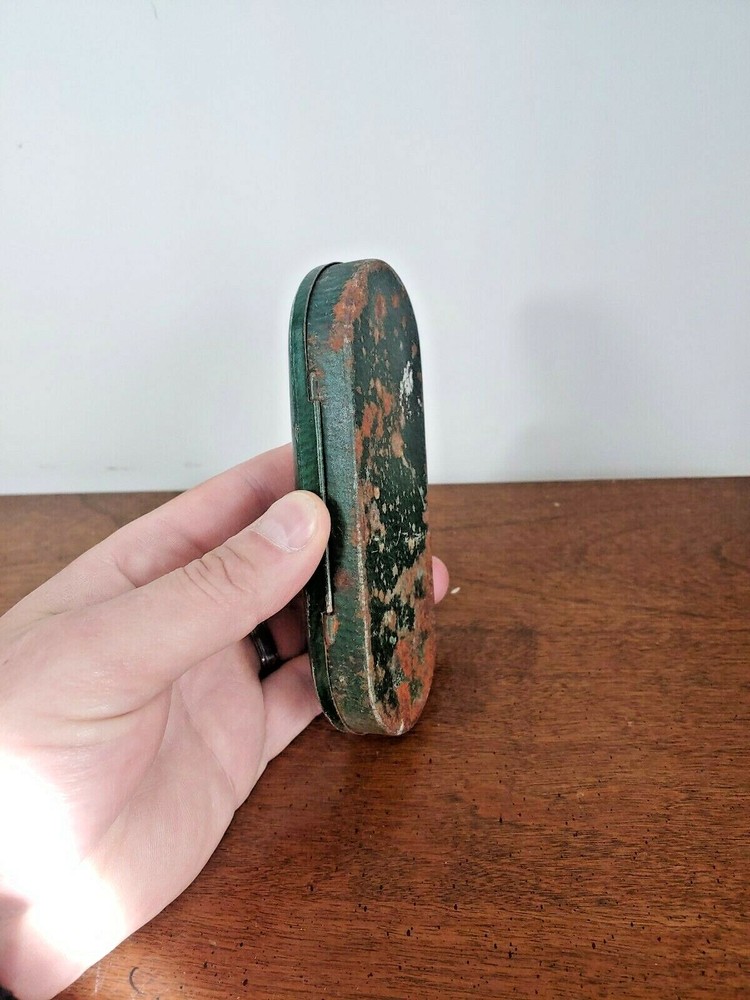 FANTASTIC VINTAGE WILLSON GOGGLES GREEN TIN CASE - EMPTY