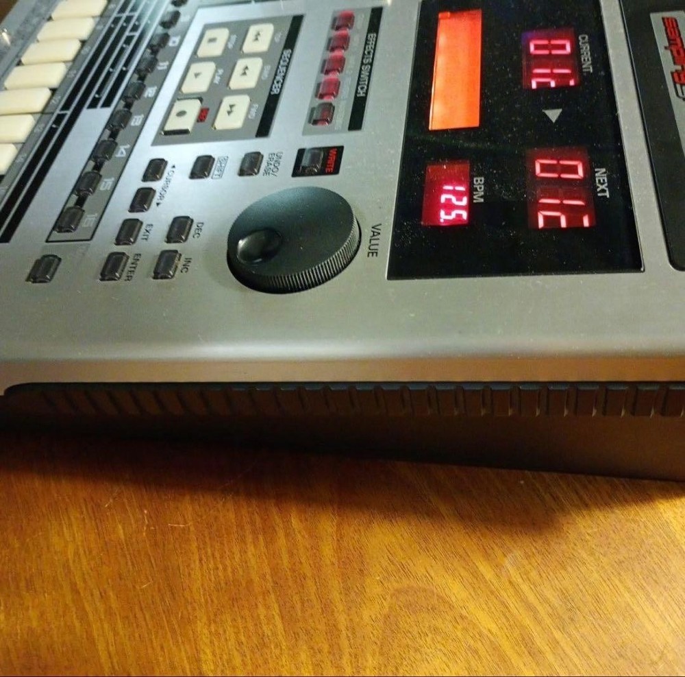 Roland MC-808 Sampling Groovebox Sampler Sequencer