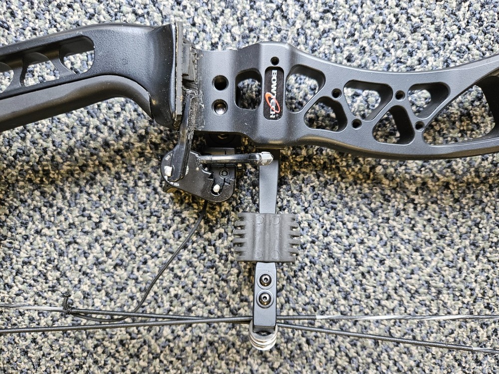 Bowtech reckoning 38 lightly used