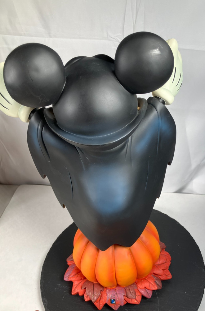 Disney Store Halloween Mickey Mouse Vampire Light Up Dracula Jack-o'-lantern Box