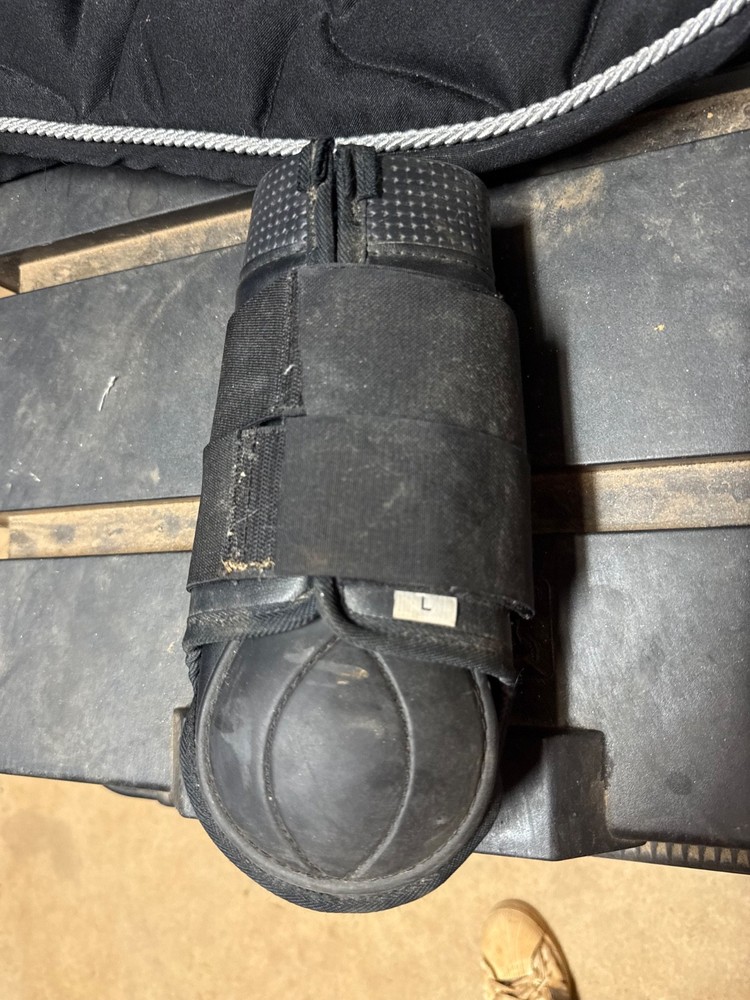 black horse boots size large