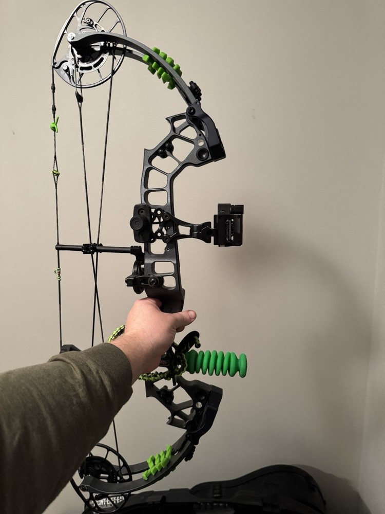 PSE Archery Evolve 28 Compound Bow Black Green Right Hand Bow Hunting