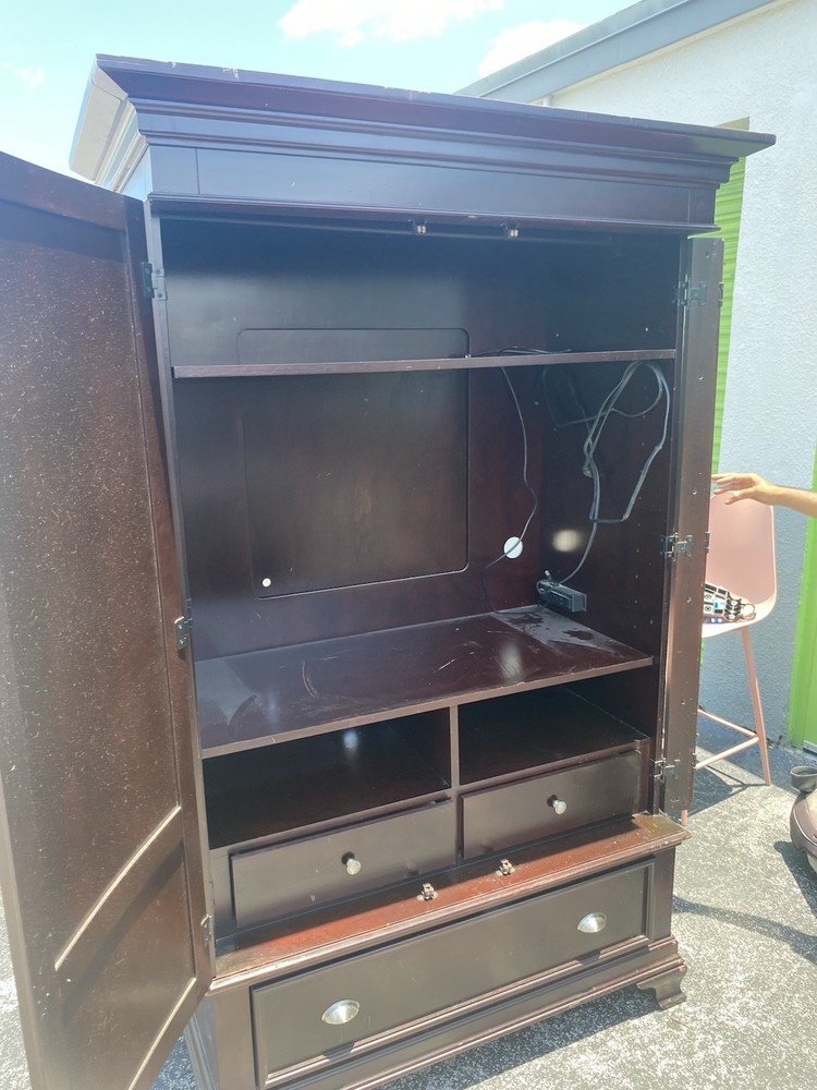 Entertainment center