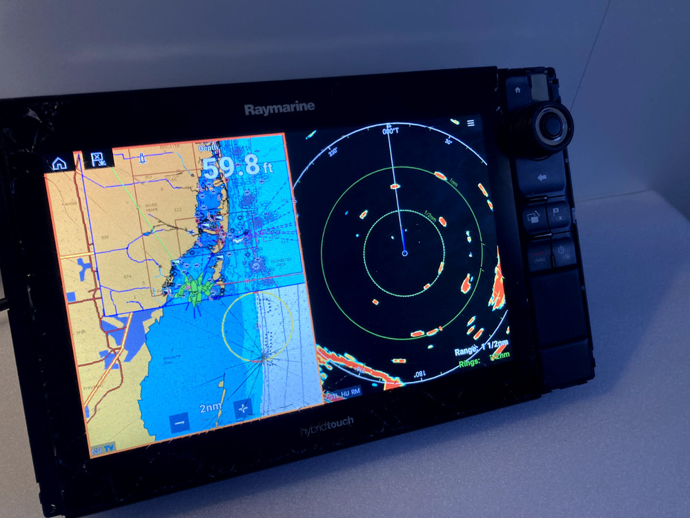 Raymarine eS127 MFD Chartplotter GPS Radar Display E70284 – Works CRACKED SCREEN