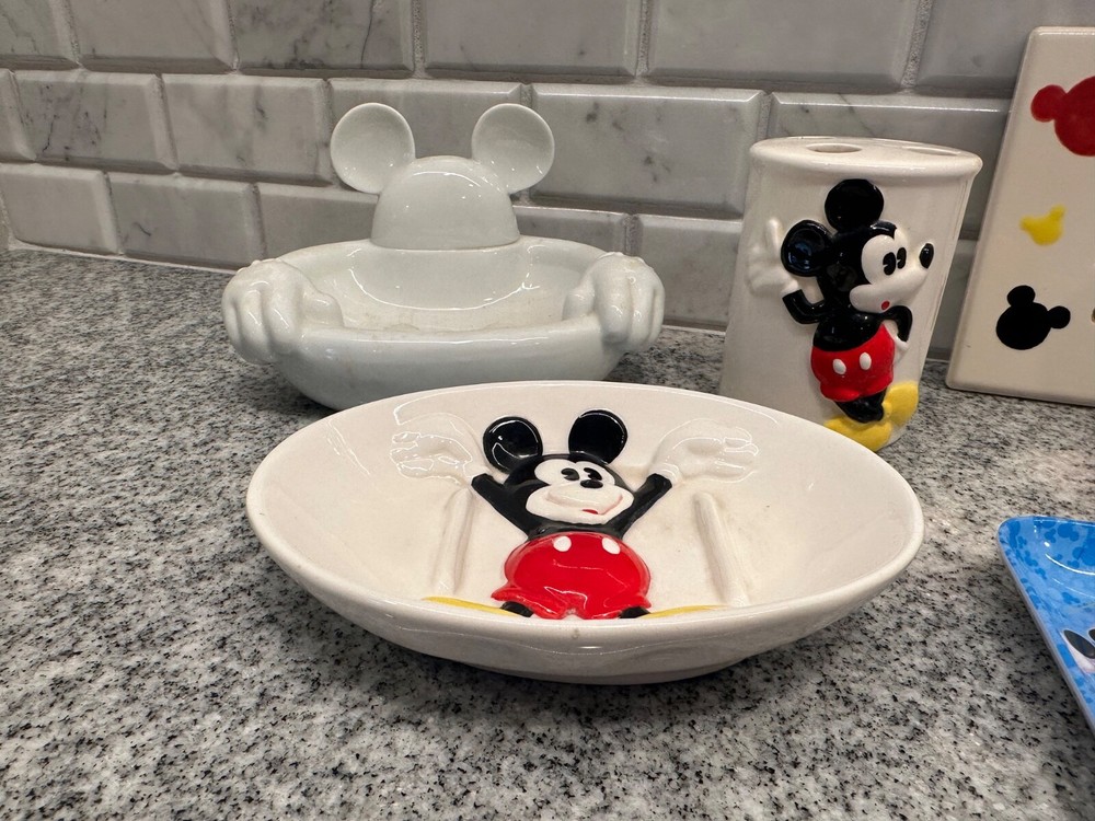 Mickey Mouse bathroom decor
