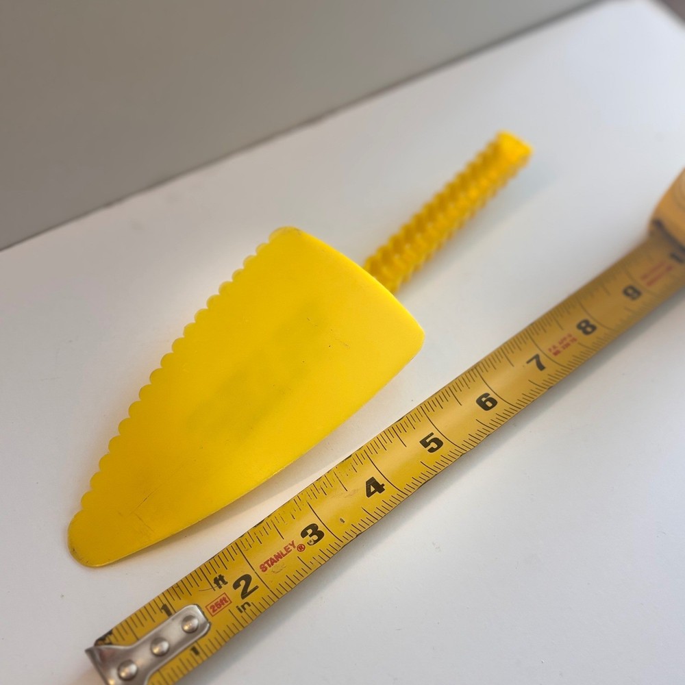 Pangburn Oil Co. Tuscola IL Yellow Plastic Cake Server Serverware