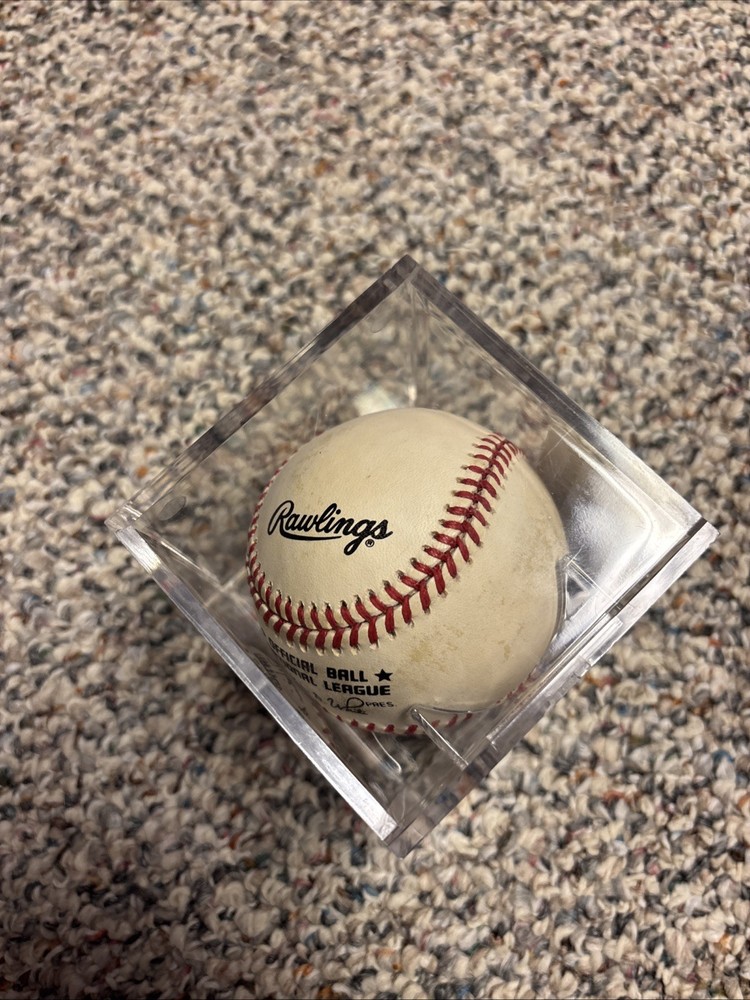 Howard Battle Autographed Baseball & Case, Phillies