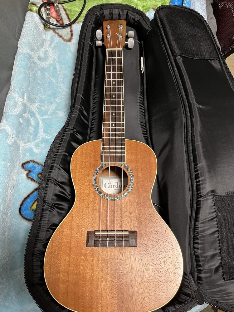 Ukele Córdoba + Case