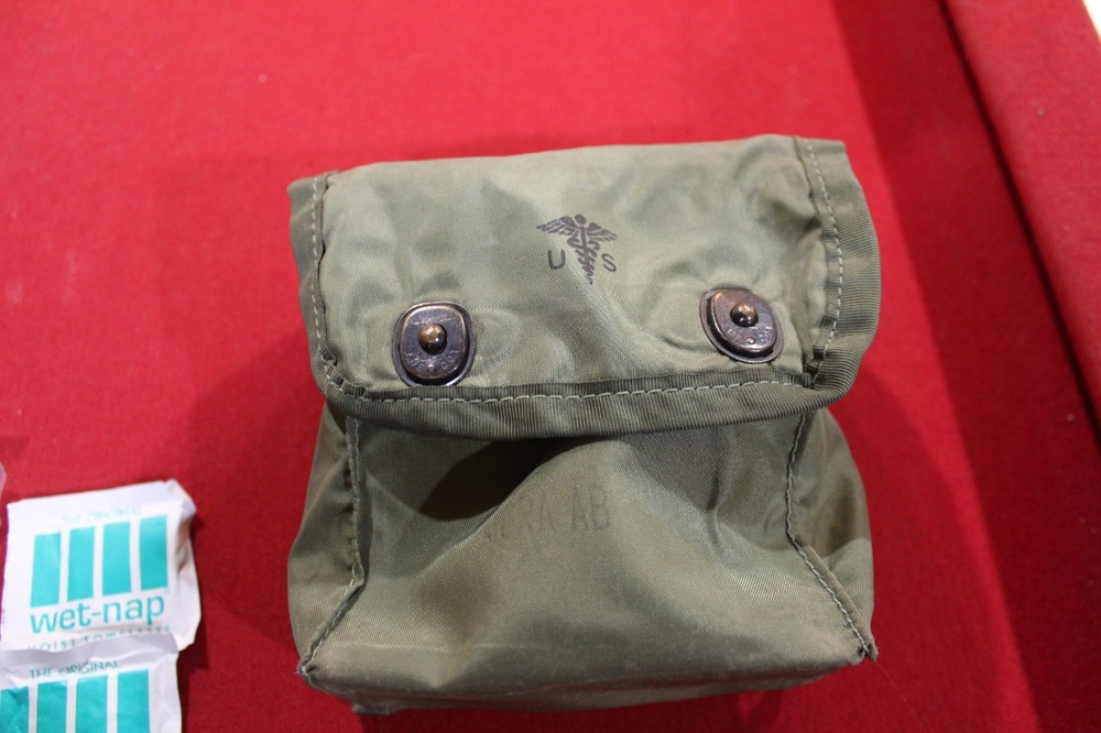 U S MILITARY SURPLUS INDIVIDUAL FIRST AID KIT W/INSERT POUCH BANDAGE BELT CLIP