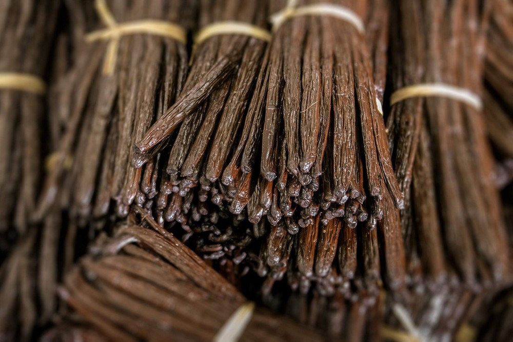 Organic Vanilla Extract - Made with Bourbon Madagascar 4 Fl oz, Brown