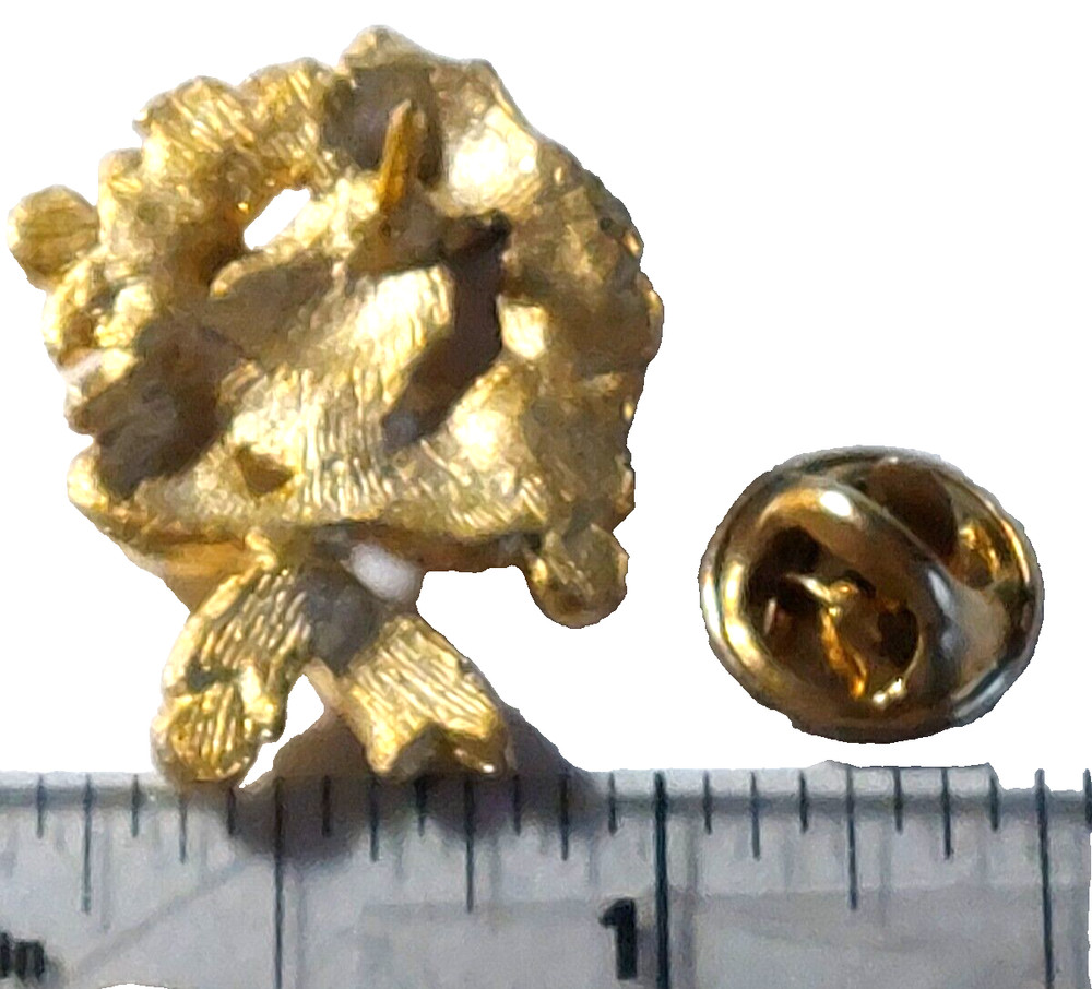 Bear Wreath Bow Gold Toned Lapel Pin
