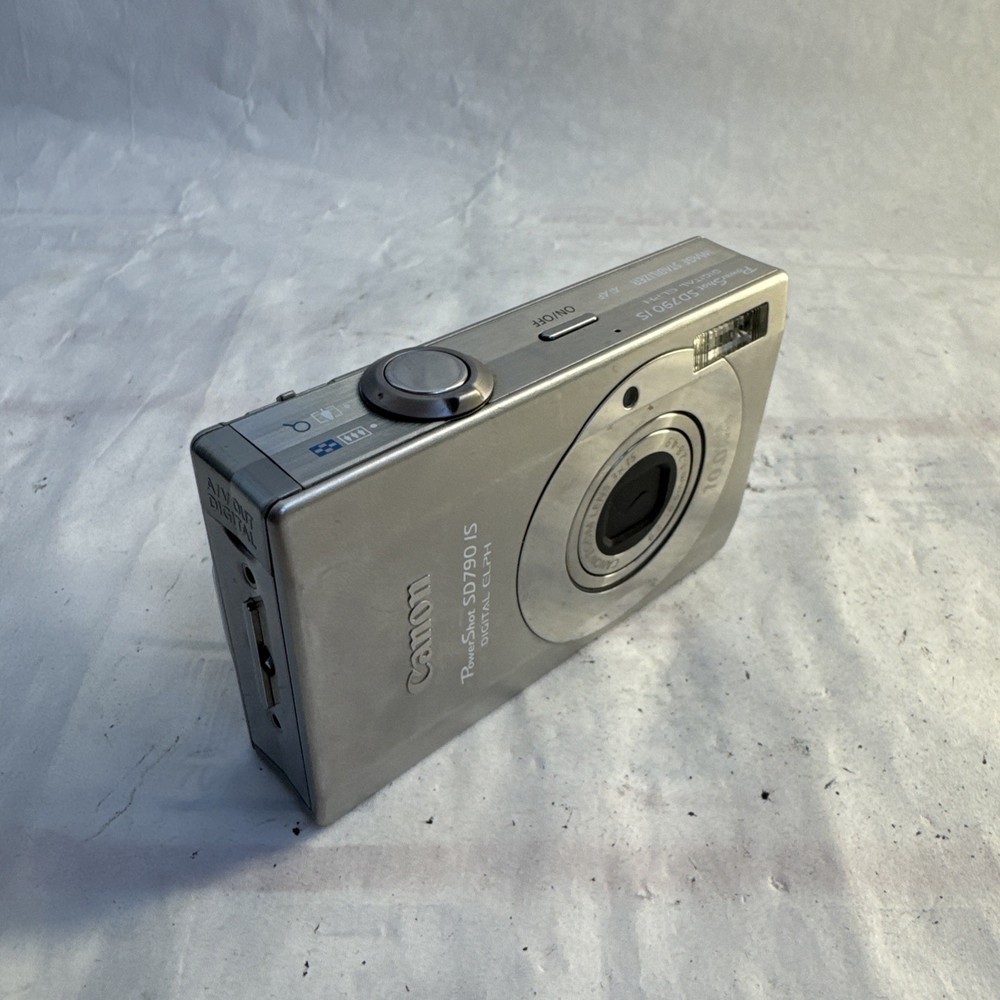 Canon PowerShot SD790 IS 10.0MP Digital ELPH Camera Silver Bundle - Tested !