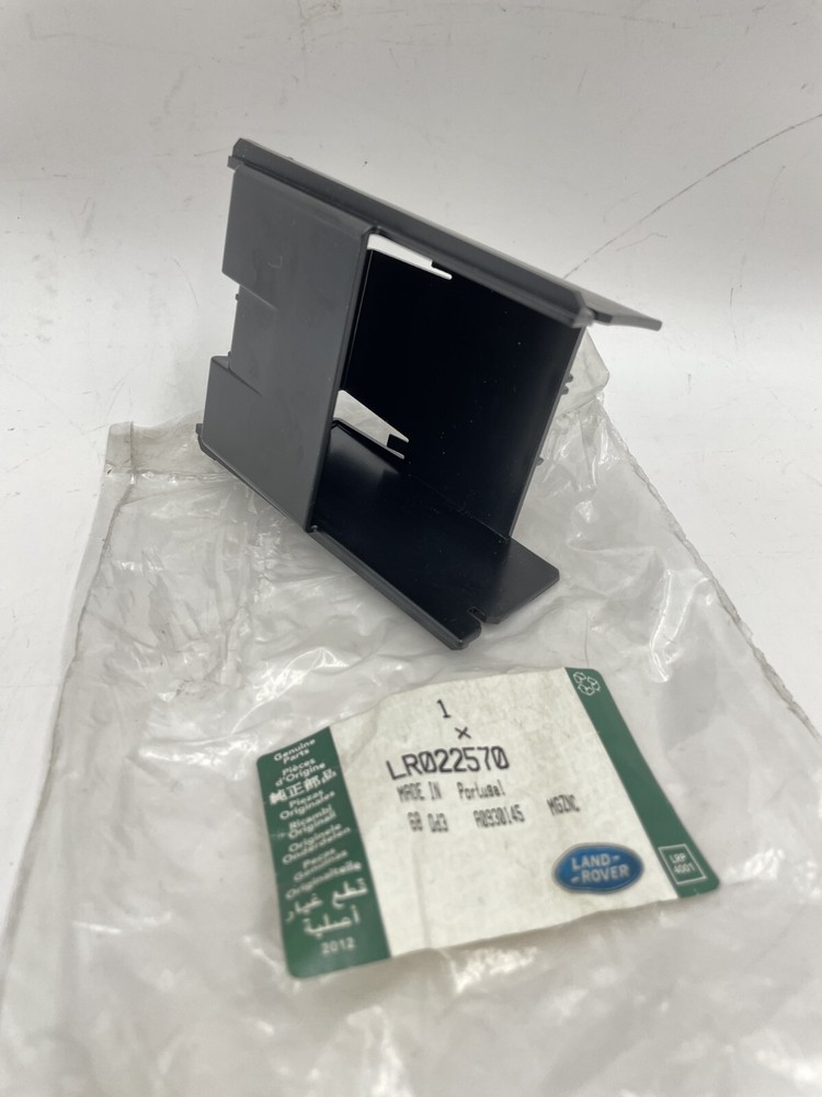 DISCOVERY III BRACKET INSTRUMENT PANEL LR022570