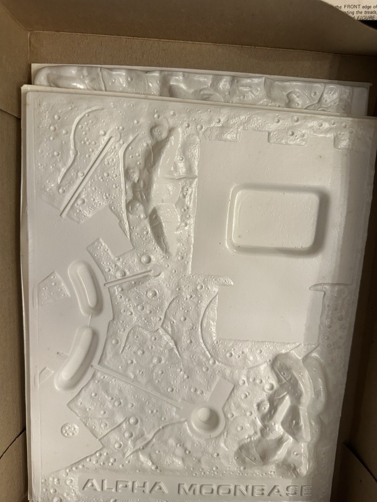 FUNDIMENSIONS 1976 SPACE:1999 ALPHA MOONBASE (18”X12”) KIT Model