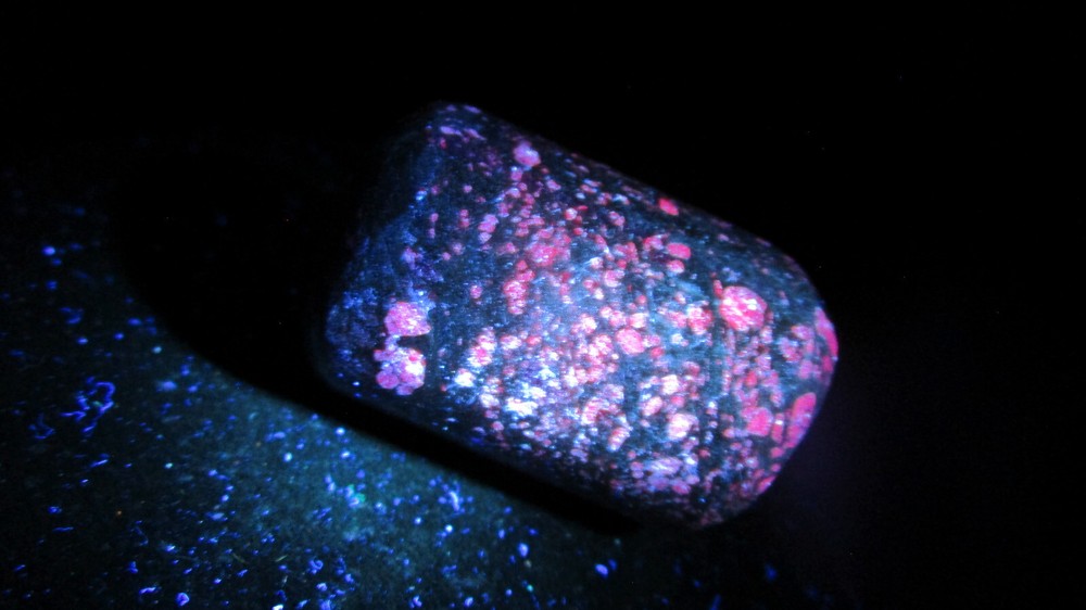 Natural Blacklight and Longwave UV Fluorescent Mineral Rock Ruby R98