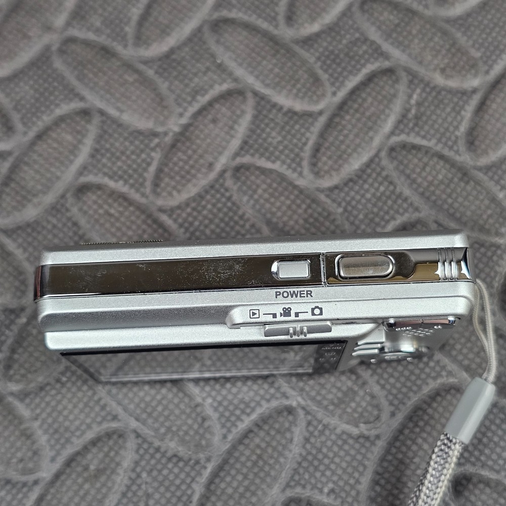 Hitachi HDC-856E Digital Compact Camera 8.0MP 3x Optical Zoom Silver - Untested