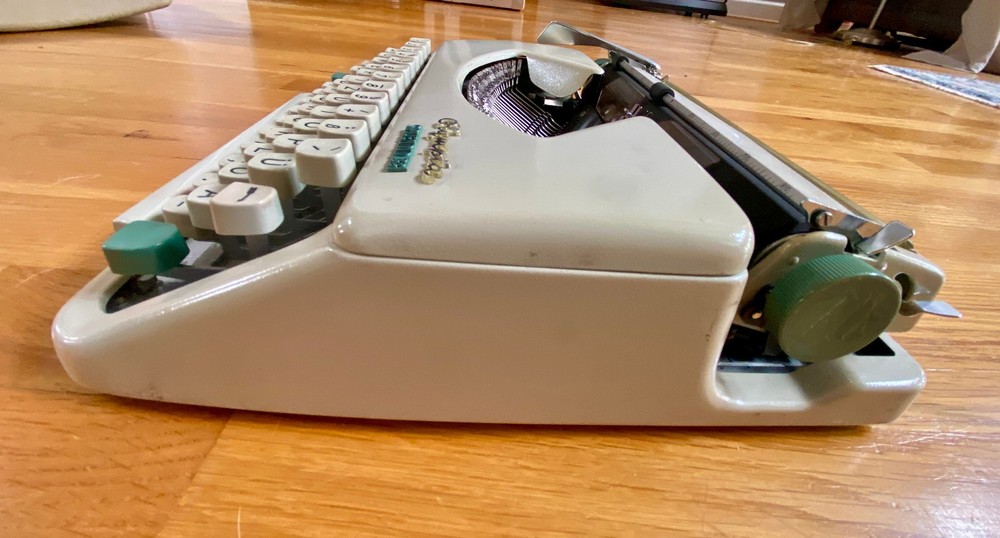 Olympia Splendid 33 Typewriter - German Alphabet Version, With Case