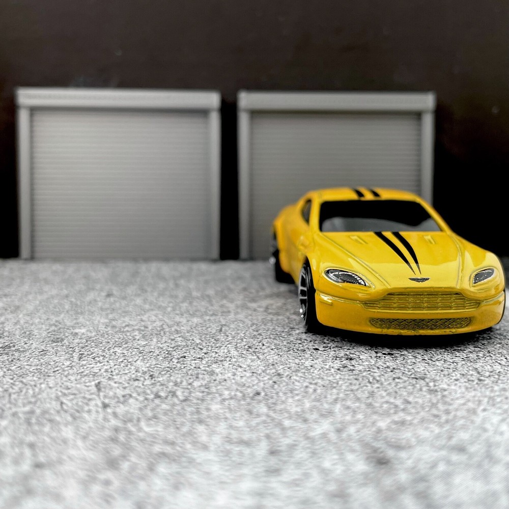 1:64 Scale Model Diorama Garage Workshop Doors Gates