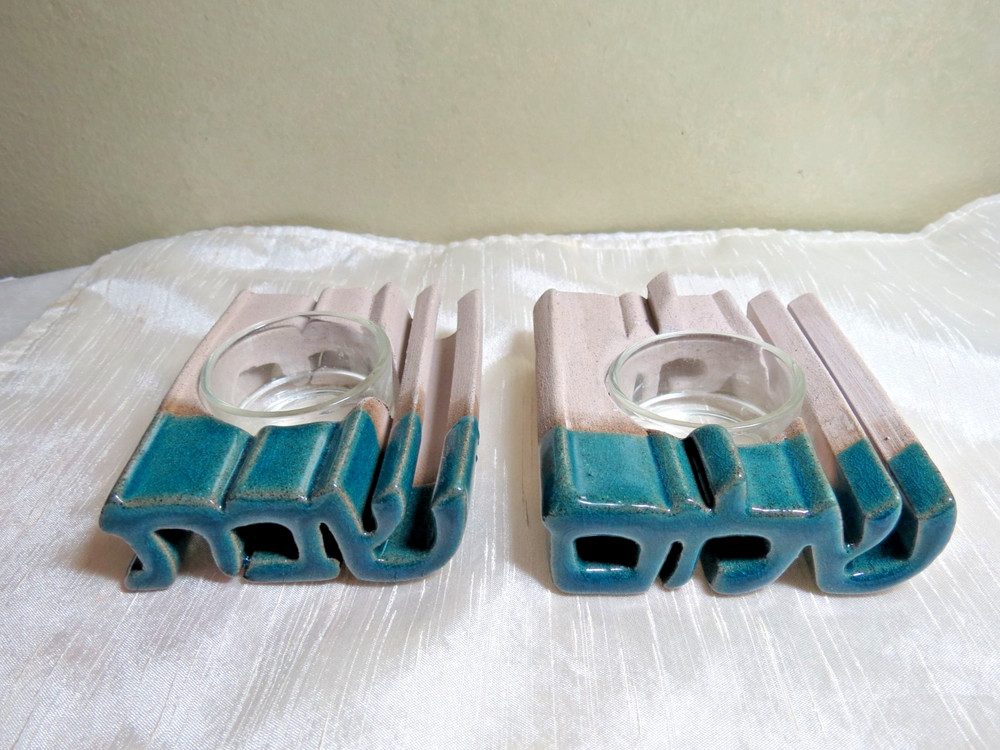 Hebrew script ceramic tea light holder 'Shalom' 'Tov'