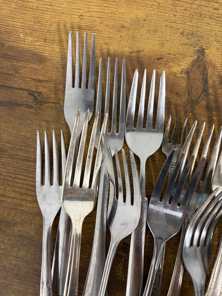 Vintage Flatware Lot 30+ Pieces Silverware Oneida, Tudor, Etc