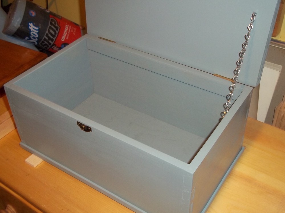 Small lidded chest, Shaker-style, handmade in painted Pine