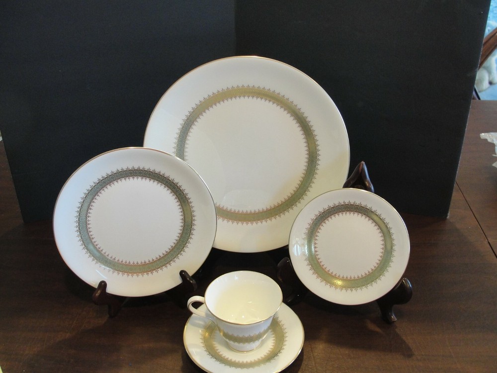 WEDGWOOD ARGYLL 1 - 5 PIECES SETTING