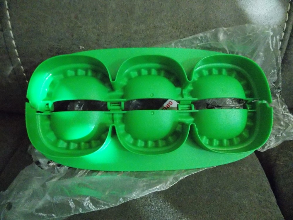 NEW Tupperware Empanada Turnover Maker, Green, #7009