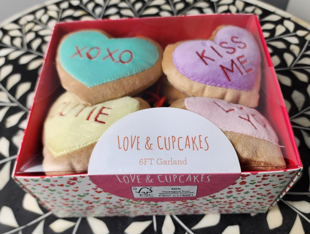 LOVE & CUPCAKES 6 FT GARLAND